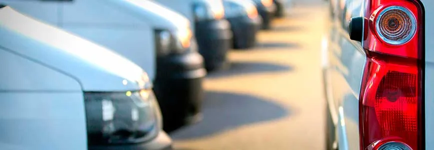 Reihe weißer Transporter